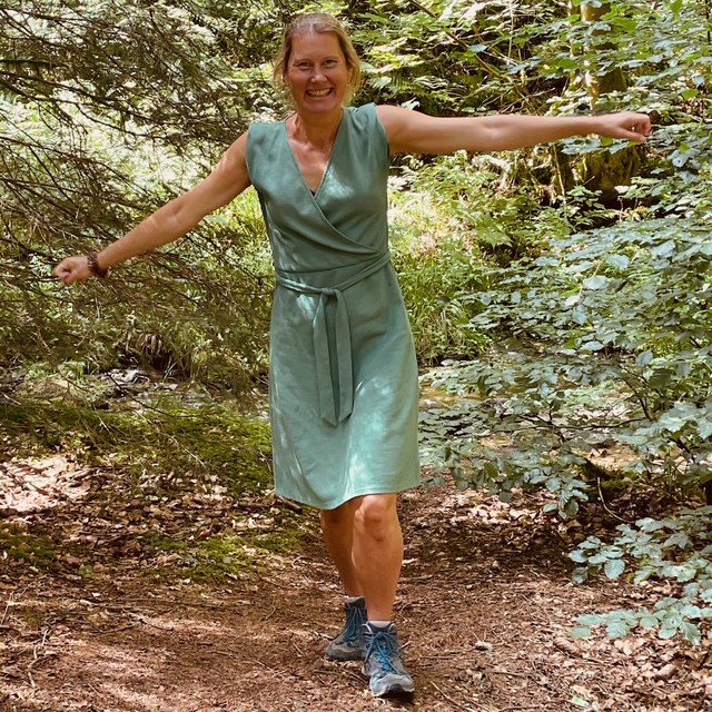 Akasha met open armen in het bos